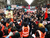 آلاف المتظاهرين يحتشدون وسط باريس احتجاجا على اصلاحات نظام المعاشات