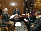 صور.. محافظ المنوفية يفحص طلبات المواطنين بمكتبه