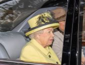 الملكة اليزابيث تتألق باللون الأصفر خلال حضورها الخدمة الكنسية بساندرينجهام.. صور