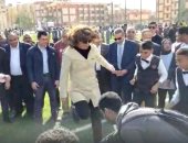 فيديو.. وزيرة الهجرة تشارك طلاب الفيوم لعبة "نط الحبل"