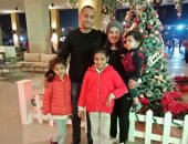 مع بابا نويل وشجرة الكريسماس.. "خالد" يحتفل مع أسرته بالعام الجديد