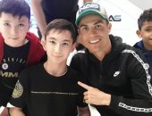 كريستيانو رونالدو يحقق حلم طفل من ذوى الهمم فى دبى.. فيديو
