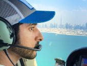 ولى عهد دبى يتحول لقائد طائرة فى جولة على شواطئ الإمارة.. فيديو وصور