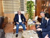 فيديو وصور.. محافظ أسوان يلتقى مستثمرى الطاقة الشمسية فى بنبان