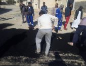 بدء رصف منطقة الشيخ عطيوة بعد مد خط الغاز الطبيعى مرسى بمطروح ..صور