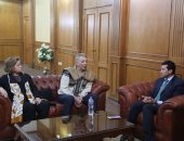 وزير الشباب يلتقى محمود حميدة وصناع الأقصر للسينما لدعم الشباب الأفريقى