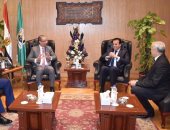 صور.. محافظ الفيوم يستقبل وزير التعليم العالى لافتتاح المستشفى الجامعى الجديد