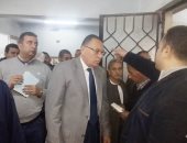 صور.. محافظ الشرقية يأمر بنقل مكتب التأمينات خلال جولته ببلبيس
