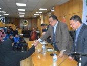 صور.. قروض ومساعدات مالية للأسر الأكثر احتياجا بالمنيا بإجمالى 670 ألف جنيه