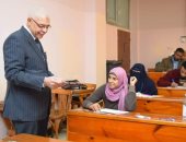 نائب رئيس جامعة المنوفية يتفقد امتحانات الدراسات العليا بكلية الآداب