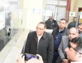 صور.. محافظ الشرقية يشيد بمشروعات شباب الخريجين خلال جولته بالحسينية