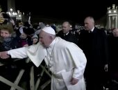 صور .. بابا الفاتيكان يتألم بعد مصافحة عنيفة من سيدة فى ساحة القديس بطرس