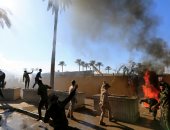 الأمن العراقى يطلق الغاز المسيل للدموع لتفريق المحتجين أمام السفارة الأمريكية