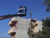 صور.. مجلس مدينة العريش ينفذ حملة تركيب كشافات إنارة ونظافة للشوارع