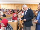 صور.. رئيس جامعة المنوفية يتفقد امتحانات كليات التربية والاقتصاد والزراعة