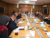 محافظ قنا يلتقى برؤساء مصانع السكر ويوجه بمنع سير الجرارات بحمولة ذائدة