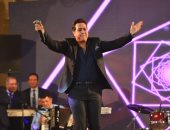 صور.. حكيم يتألق فى ليلة رأس السنة بإحياء 3 حفلات