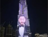 برج خليفة يتزين بوجه تامر حسنى أثناء استقباله 2020 بالأمس