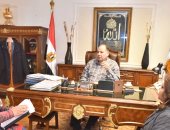 صور.. محافظ أسيوط يناقش رفع كفاءة الطرق وتحديد ضوابط رد الشىء لأصله