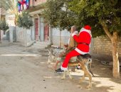 صور.. بابا نويل يوزع هدايا للأهالى والأطفال المرضى "على حمار" بإحدى قرى أسيوط