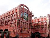 "الشاحنات الطائرة" لوحات فنية متحركة تميز شوارع باكستان.. صور