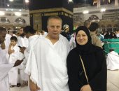 شوقى غريب وزوجته يؤديان مناسك العمرة