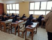 صور.. طلاب أولى ثانوى يؤدون امتحان التربية الدينية والوطنية