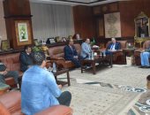 محافظ المنيا يبحث مع وفد الزراعة دعم القوافل البيطرية والندوات الإرشادية