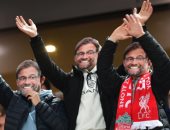 مشجعو ليفربول يرتدون أقنعة يورجن كلوب للتعبير عن سعادتهم بنتائج الفريق