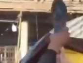 متظاهرون عراقيون يقذفون جنازة رمزية لقاسم سليمانى بالأحذية فى الناصرية.. فيديو