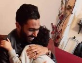 لفتة إنسانية.. حسين الشحات يزور الطفل عمار فى منزله.. صور