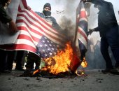 متظاهرون يحرقون علم أمريكا وبريطانيا وسط طهران احتجاجا على اغتيال سليمانى