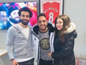 أوس أوس وزوجته مع محمد صلاح فى استاد أنفيلد.. صور وفيديو