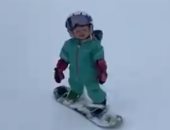 فيديو.. طفلة أمريكية عمرها عام واحد تتزلج على الجليد لأول مرة بثقة عالية