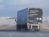 للطبيعة أحكام.. سائق شاحنة يصارع الرياح القوية على طريق سريع فى ولاية كولورادو