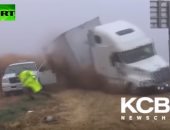 بالفيديو.. شرطى أمريكى ينجو بأعجوبة من حادث "شاحنة طائشة"