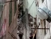 انهيار أجزاء من عقار قديم بالإسكندرية بسبب الطقس السيئ.. صور