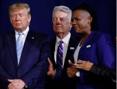 صور.. العالم هذا الصباح.. ترامب يشارك بصلوات الإنجيليين فى كنيسة ميامى بفلوريدا.. تكريم نجوم هوليود فى مهرجان بالم سبرينجز السينمائى الدولى.. استمرار أعمال العنف بين المتظاهرين وقوات الأمن فى تشيلى