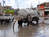 سحب مياه الأمطار من الشوارع وصيانة المحولات الكهرباء بكفر الشيخ (صور)