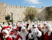 مجموعة "بابا نويل" تزور القدس القديمة إحتفالا بعيد الميلاد