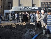 كسر ماسورة مياه بشارع الهرم ومحافظ الجيزة ومدير الأمن يتابعان أعمال الإصلاح