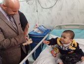 وكيل "صحة الشرقية" يزور الطفل محمود ضحية التعذيب على يد جدته