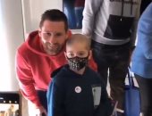 ميسي وسواريز يقدمان الهدايا لأطفال مستشفيات كتالونيا.. فيديو