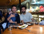 تريزيجيه ينشر صورة رفقة محمد صلاح فى أحد مطاعم إنجلترا