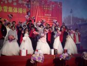 آلاف الصينيين يشاركون فى مهرجان الجليد بحفلات زفاف جماعى