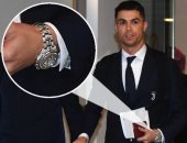 رونالدو يرتدى ساعة بقيمة 371 ألف إسترلينى