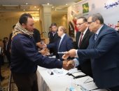 وزير القوى العاملة ومحافظ الشرقية يسلمان 272 عقد عمل لمتحدى الإعاقة.. صور