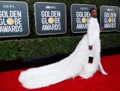 بيلى بورتر يثير الجدل ويرتدى ذيل من الريش بالجولدن جلوب.. صور