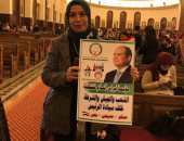 صور الرئيس السيسى ترتفع فى كاتدرائية ميلاد المسيح قبيل بدء القداس