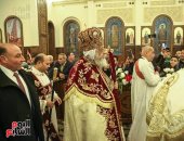 البابا تواضروس يغادر المقر الباباوى مصحوبًا بزفة الشمامسة لقداس عيد الميلاد